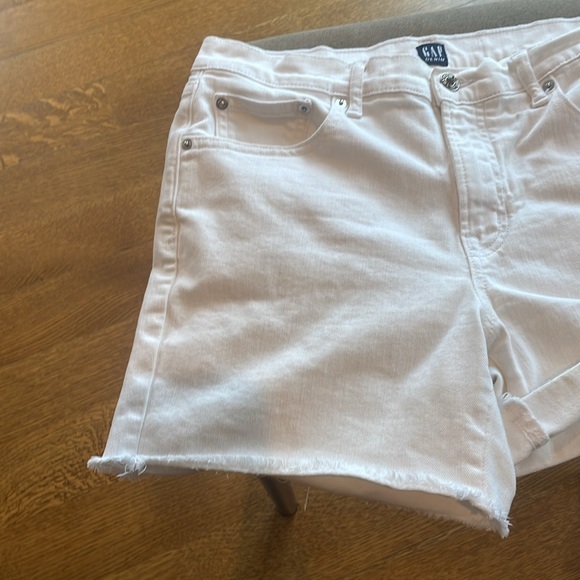 Gap 5” White Denim Shorts with Raw Edges-Waist 29/8 - Picture 2 of 11